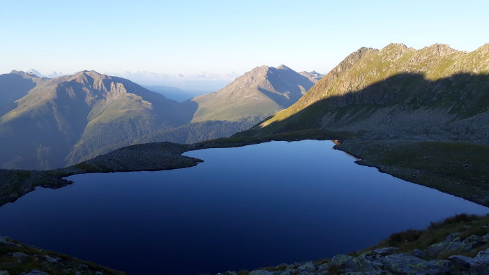 Fantasiereise einsamer Bergsee